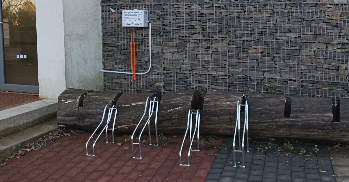 V Knižkovej doline pribudli stojany a cyklonabíjačka