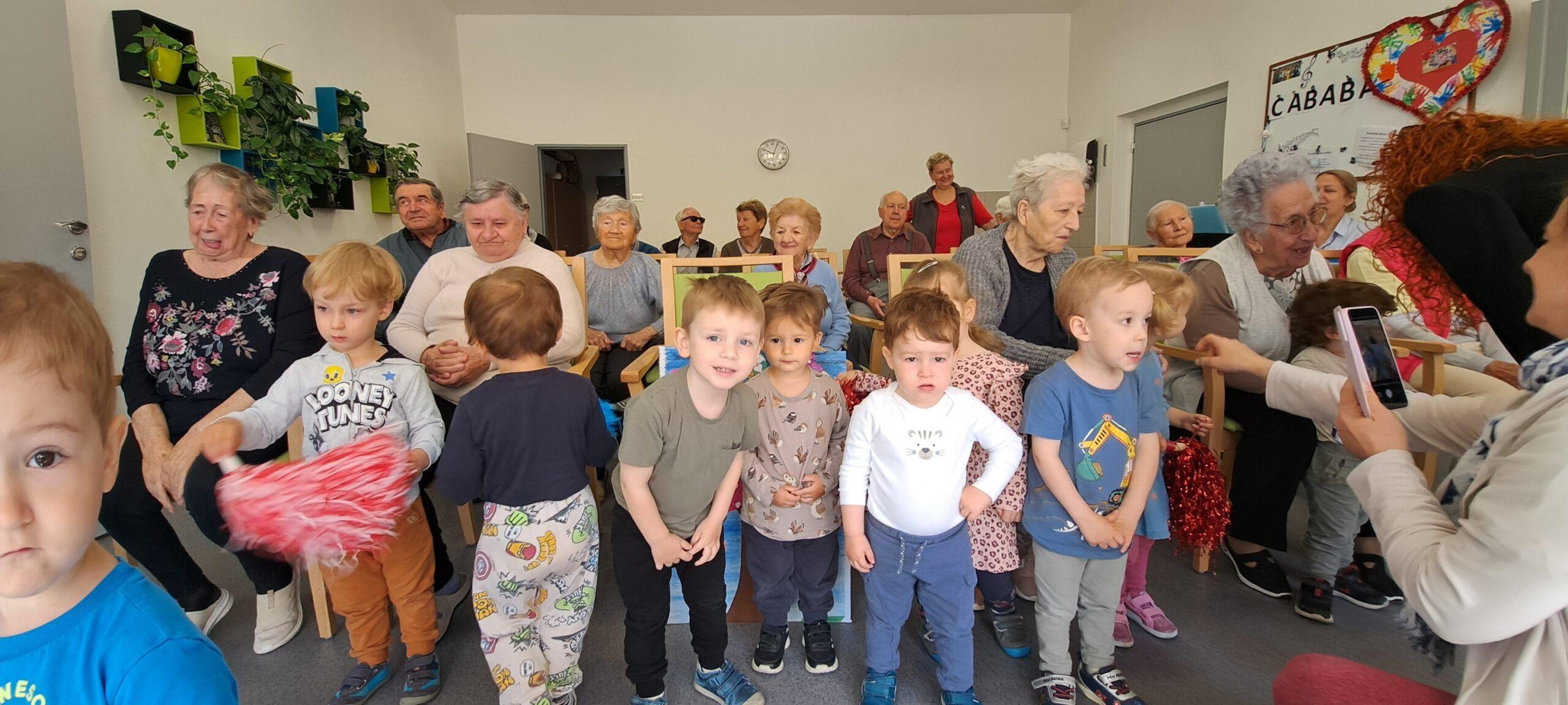 Deti z jasličiek potešili seniorov v Dennom stacionári